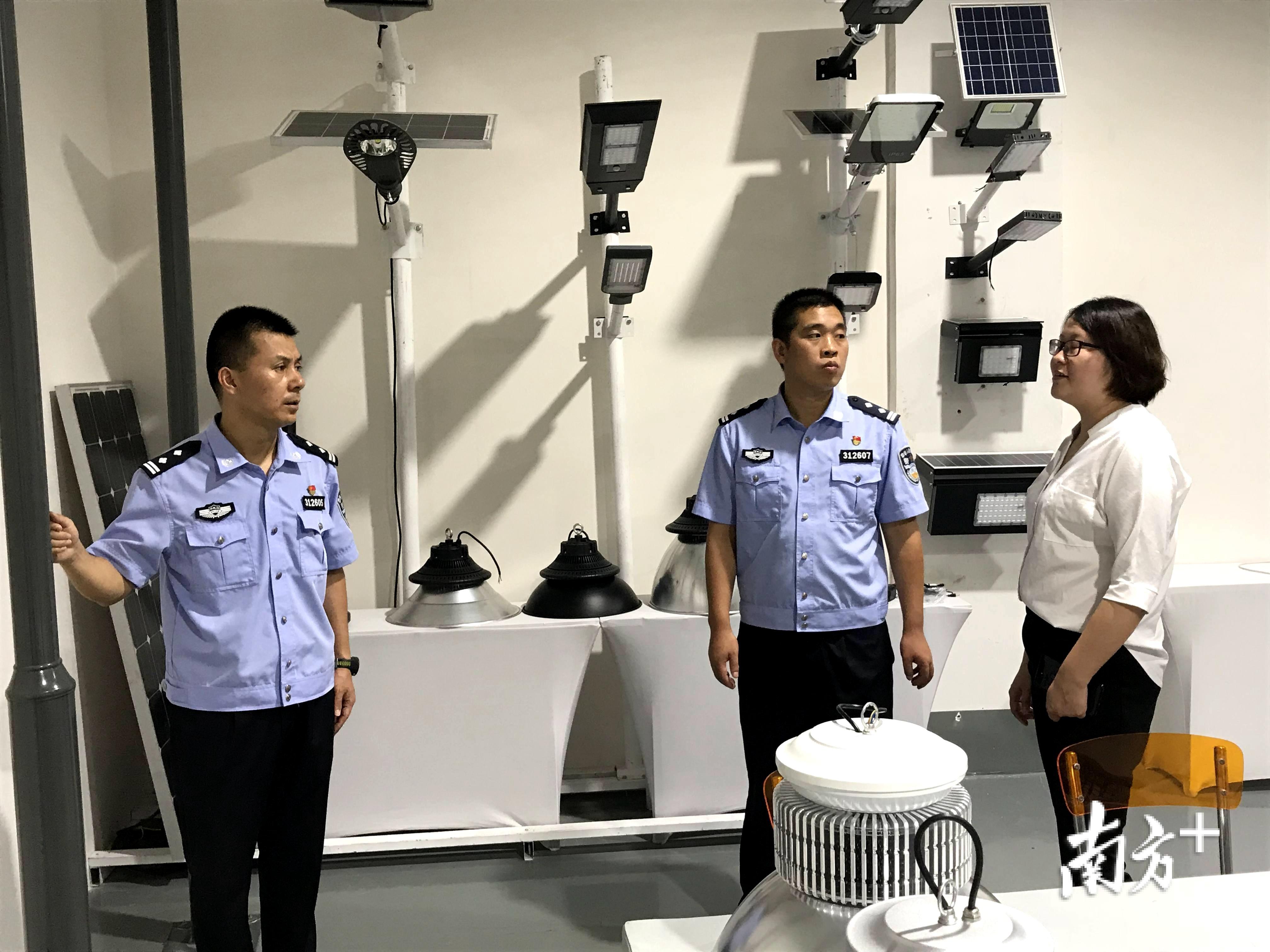 扶贫工作组赴江门市和中山市灯具厂考察太阳能路灯。林灿杰 摄