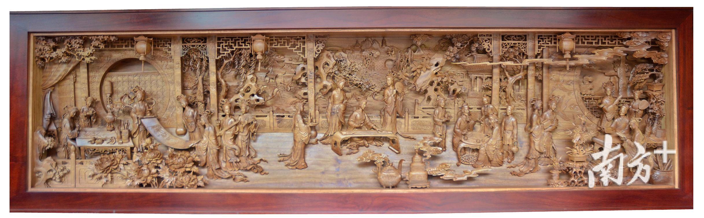 李中庆作品《琴棋书画》，将东阳木雕的浮雕、潮州木雕的镂空雕等诸种技法熔为一炉。