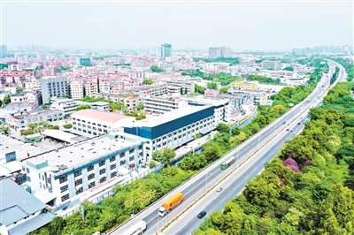 广深高速东莞厚街段沿线建筑外立面焕然一新。