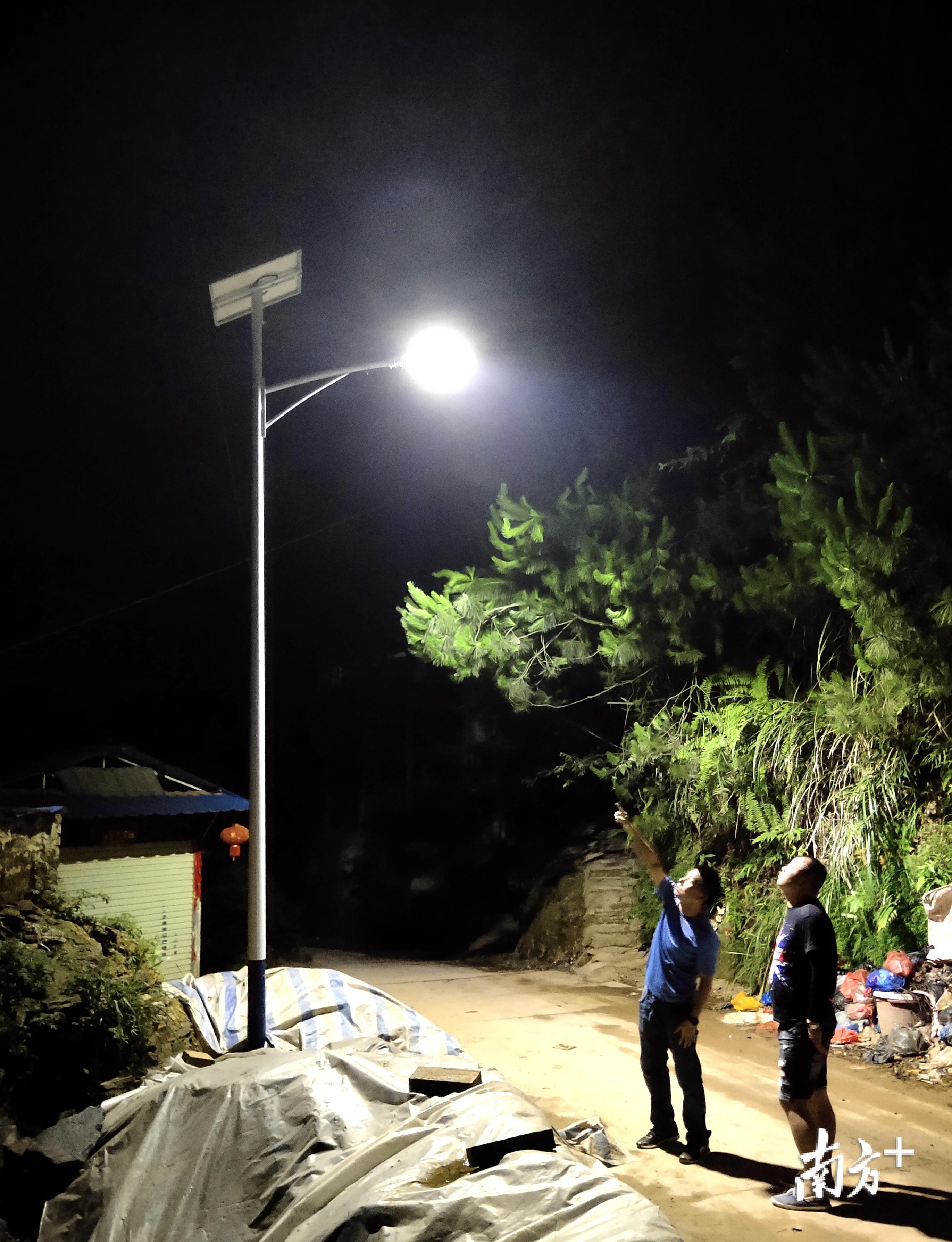 点亮致富的路，照亮回家的路。林灿杰 摄