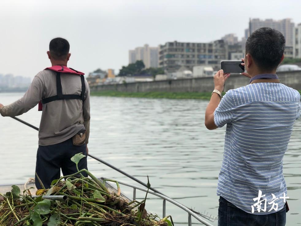 佘康元（右）随行监督保洁人员。余丹 摄