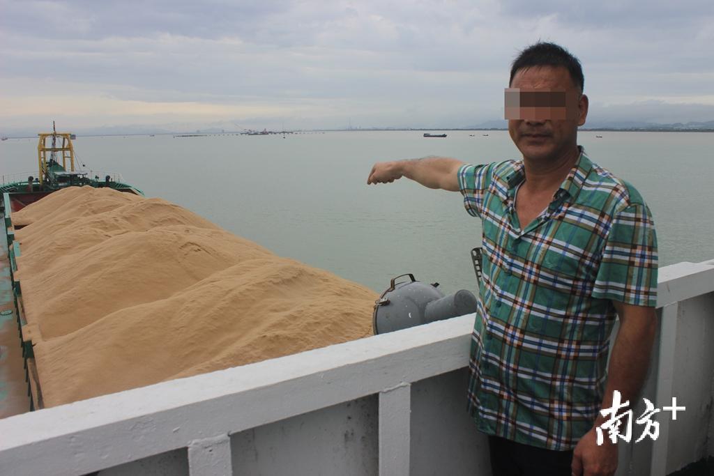 汕头海警局查扣涉嫌非法采砂船。
