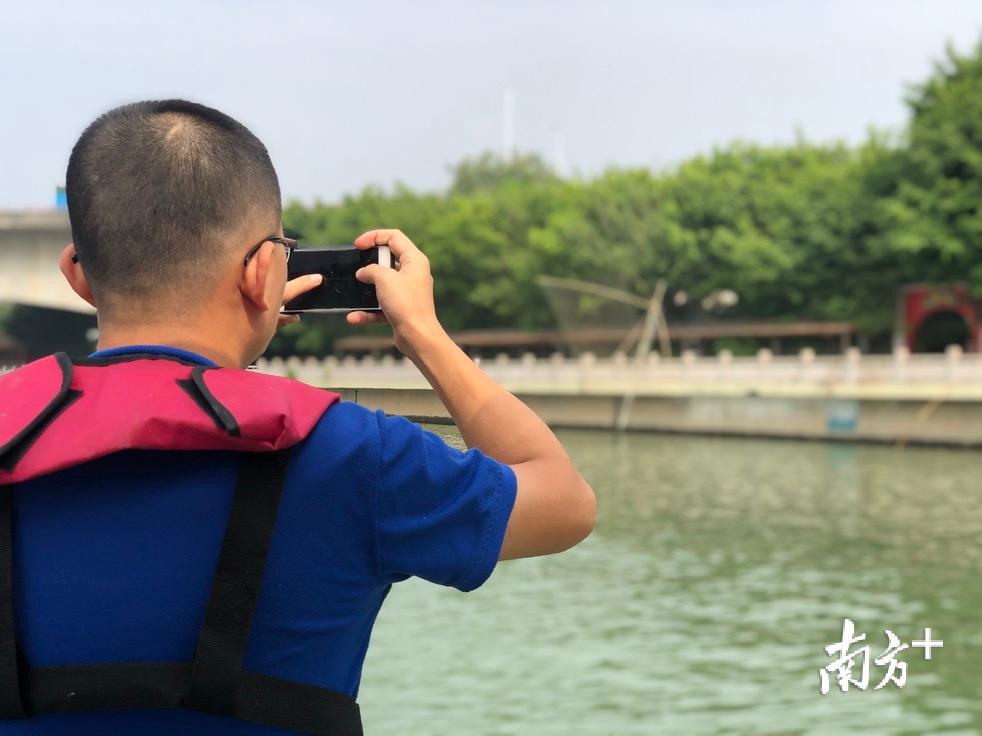 金平区河长办工作人员随行记录梅溪河沿岸情况。余丹 摄