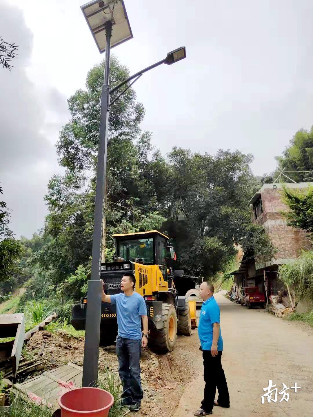 路灯安装现场。林灿杰 摄