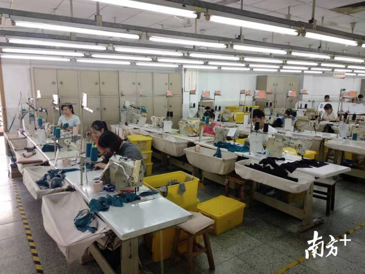 奥丽侬生产工人正在生产内衣产品。黄逸豪摄