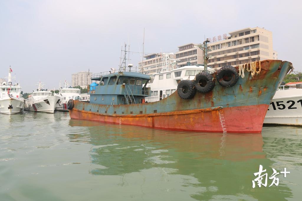 汕头海警局查扣涉嫌走私油船。