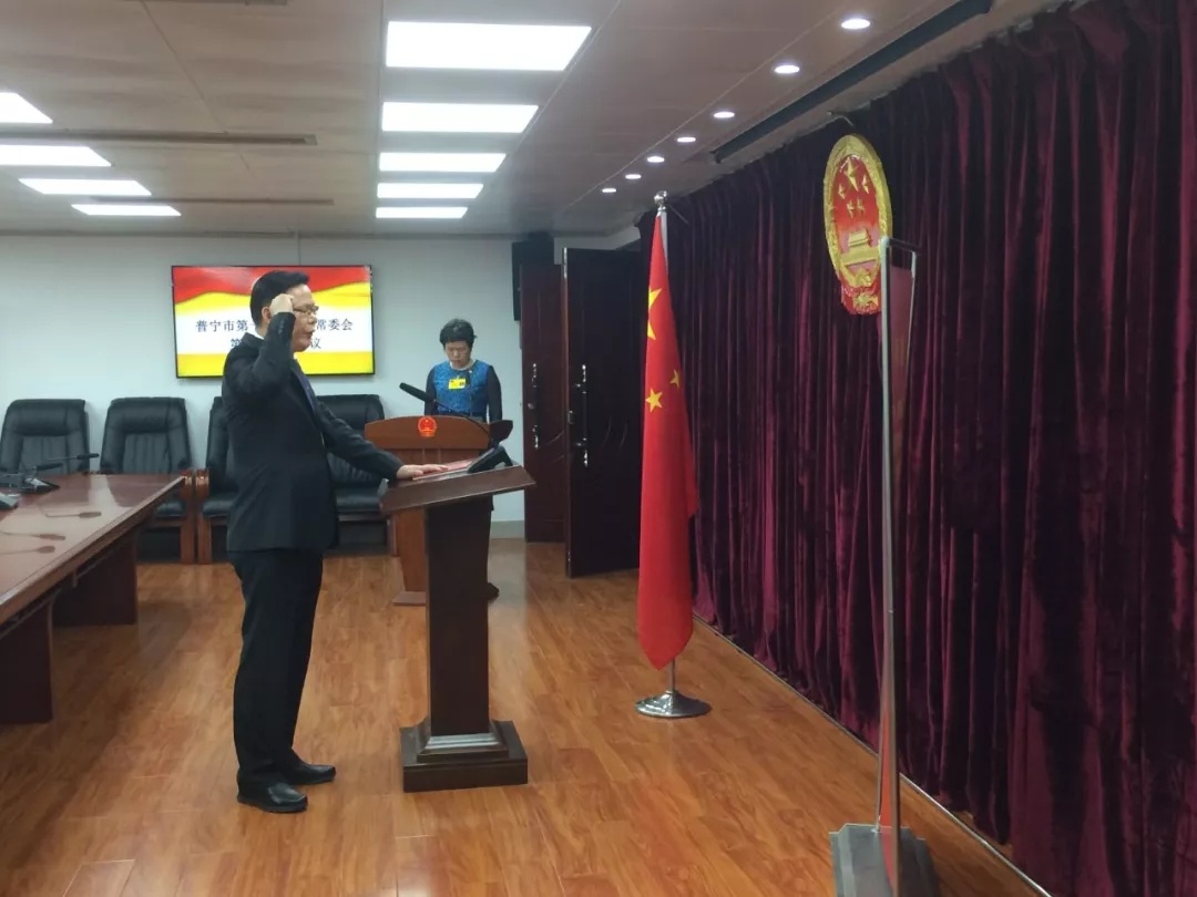 代理市长黄锐亮进行宪法宣誓。 代理市长黄锐亮进行宪法宣誓。