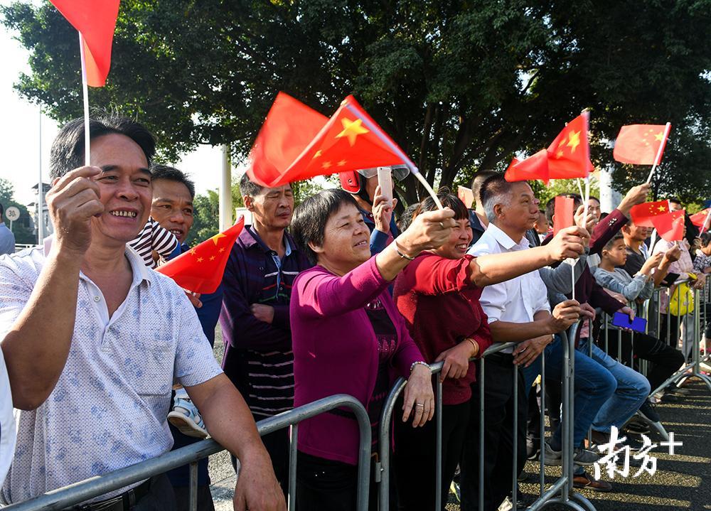 赛道两旁,站满前来加油助威的群众。 赛道两旁,站满前来加油助威的群众。