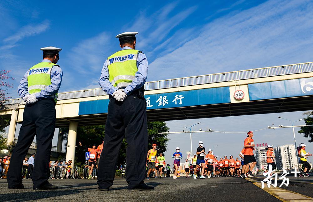 赛道沿途,一路“警”相随。 赛道沿途,一路“警”相随。