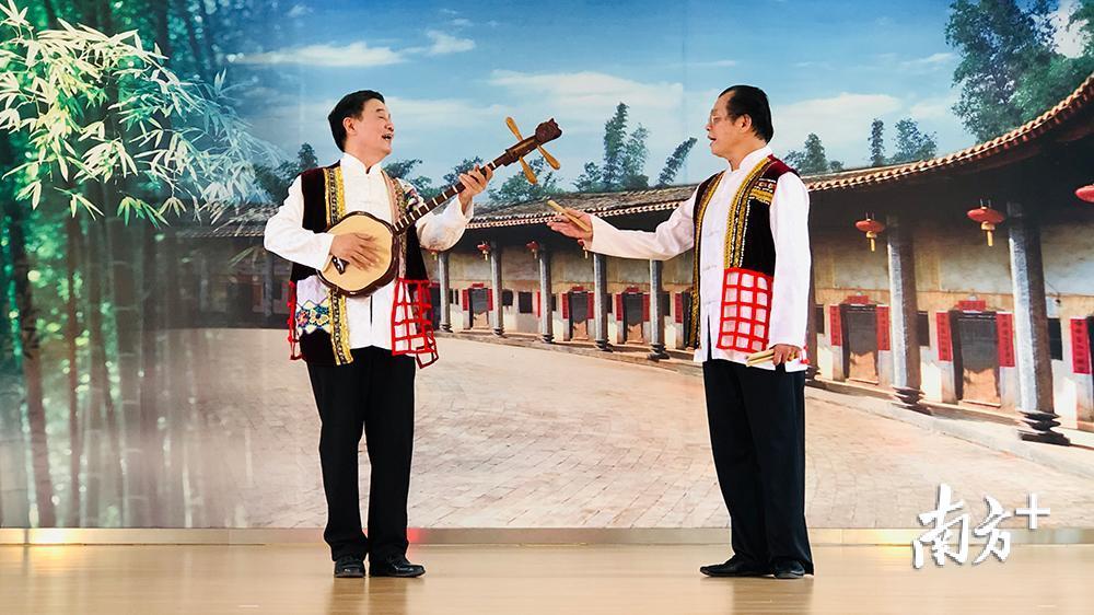 竹板歌代表性节目《军长买鸡》。兴宁市文化馆供图