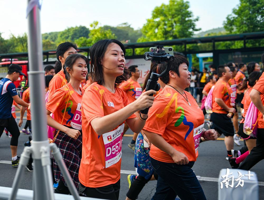 一边跑一边直播,让更多人感受梅州马拉松的热情。 一边跑一边直播,让更多人感受梅州马拉松的热情。