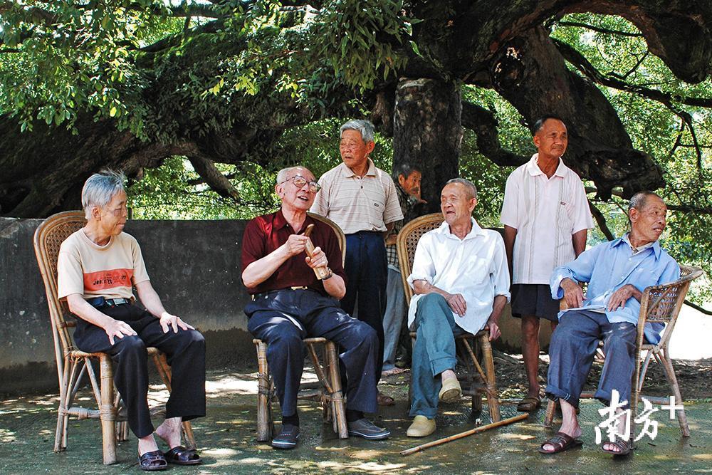 竹板歌第十三代传承人周天和在社区为群众即兴表演竹板歌。摄于2008年。（兴宁市文化馆供图）