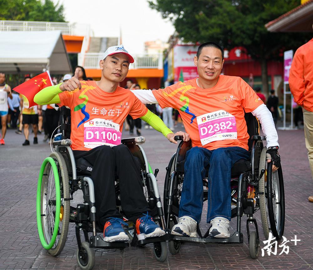 赛前,两位选手在互相加油鼓劲。 赛前,两位选手在互相加油鼓劲。