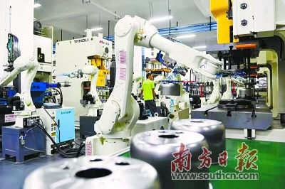 天启电器智能化成型生产线。 天启电器智能化成型生产线。