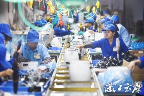 广东鸿智智能科技股份有限公司生产线紧张繁忙。 记者 刘冀城 摄