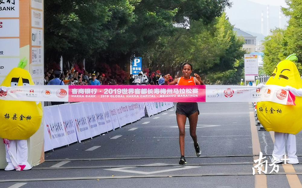 来自埃塞俄比亚的女选手冲过全程马拉松终点线,获得该赛程冠军。 来自埃塞俄比亚的女选手冲过全程马拉松终点线,获得该赛程冠军。
