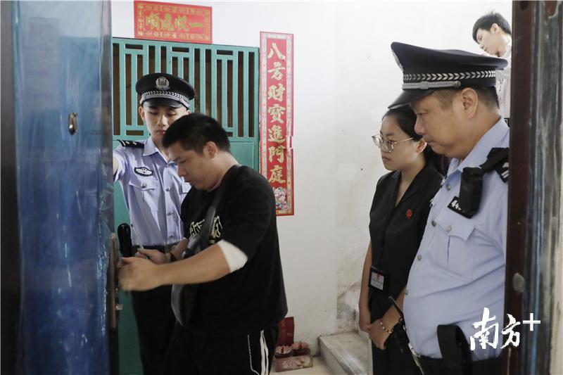 更换门锁便于后续开展司法拍卖。