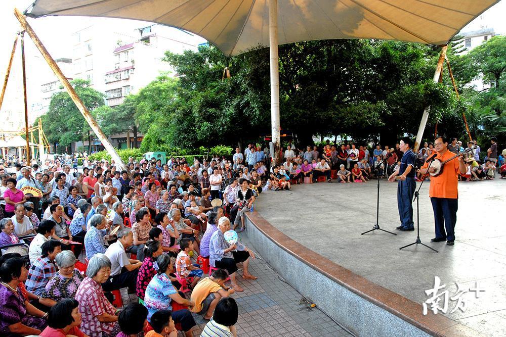 竹板歌传承人钟柳红、钟伟华在公开场合表演竹板歌说唱。（兴宁市文化馆供图）