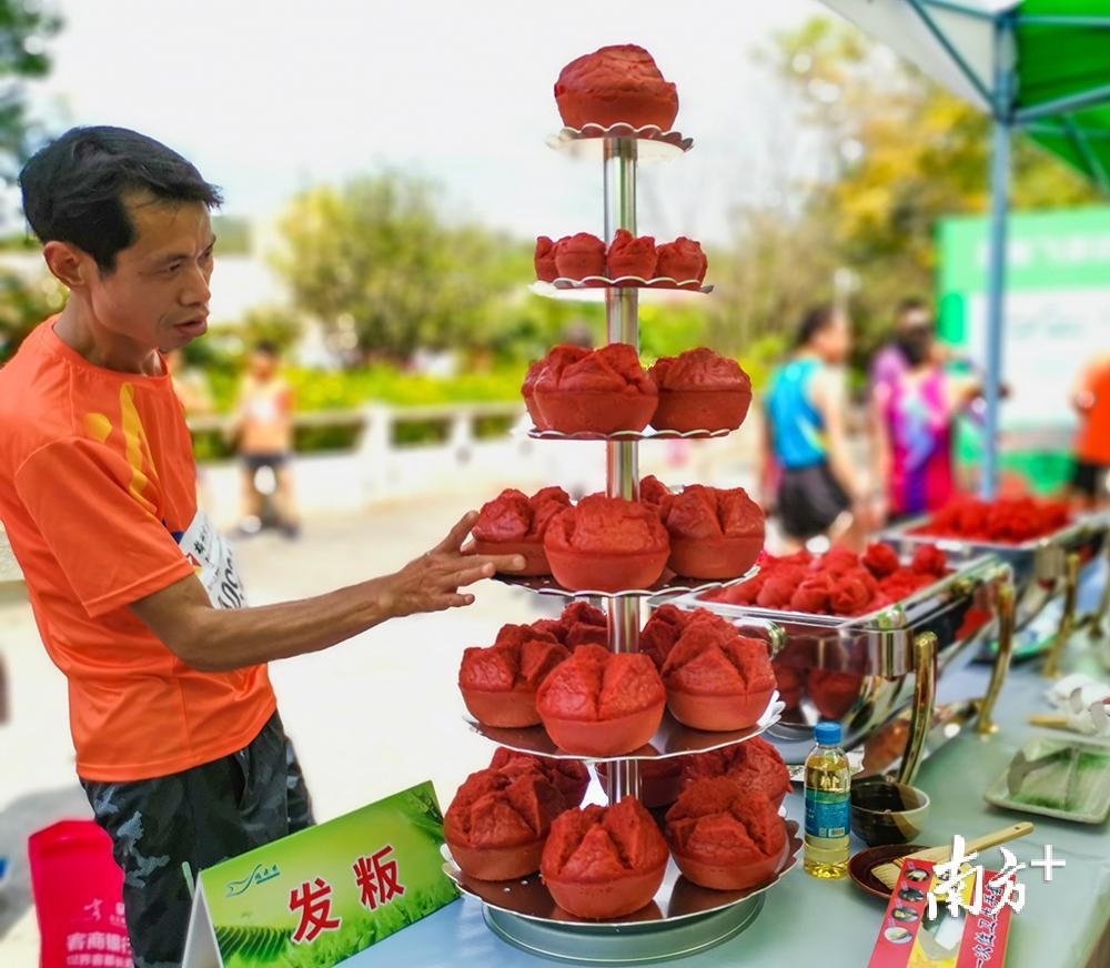 完赛选手准备品尝客家美食发粄。 完赛选手准备品尝客家美食发粄。