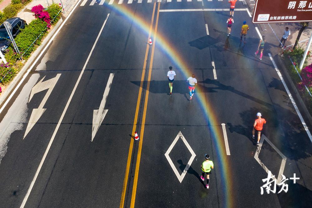 比赛进程中,赛道上空出现了彩虹高挂的美景,。 比赛进程中,赛道上空出现了彩虹高挂的美景,。