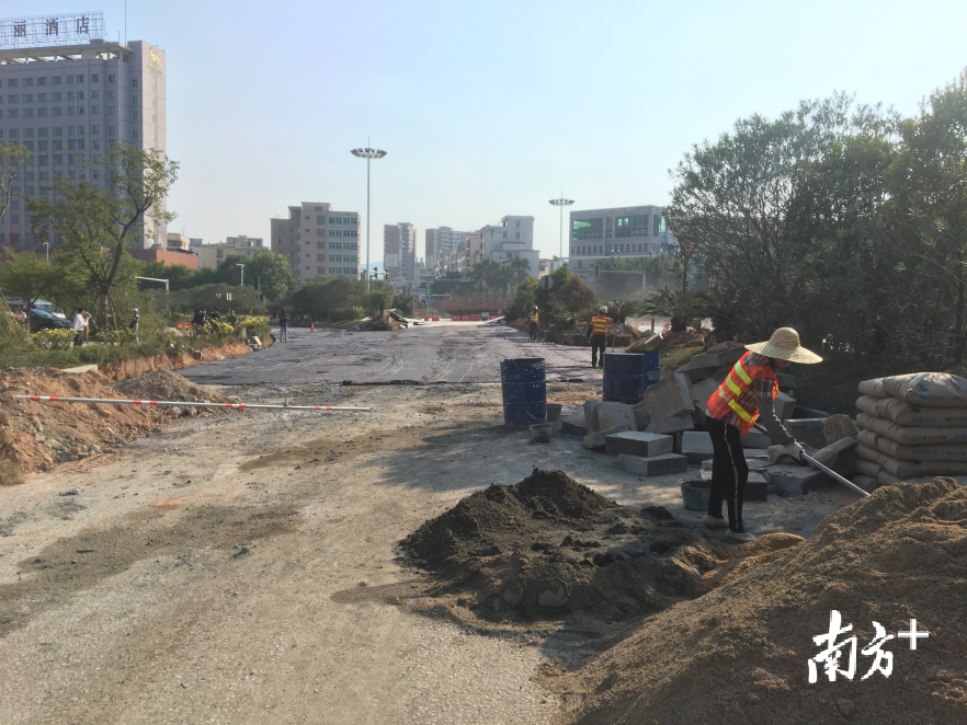 德庆大道红绿灯口重新铺设了水泥路面，即将开放通行。 刘亮 摄