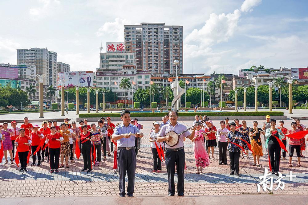 兴宁市文化馆、非遗中心在明珠文化广场组织开展社区竹板歌演唱培训。（兴宁市文化馆供图）