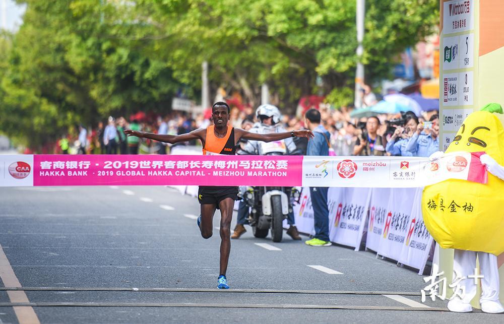 来自埃塞俄比亚的男选手冲过全程马拉松终点线,获得该赛程冠军。 来自埃塞俄比亚的男选手冲过全程马拉松终点线,获得该赛程冠军。