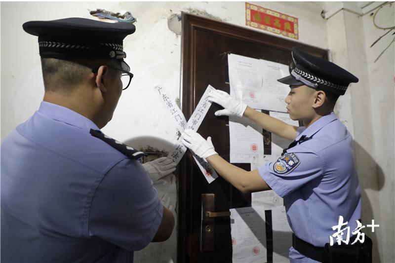 执行干警张贴封条。