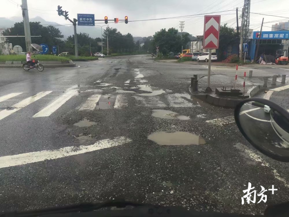 新圩路口修复前坑洼不平，影响群众出行。 德庆供图