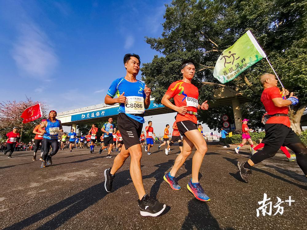 迈开步伐向前奔跑，享受“五最”梅州马拉松赛事。
