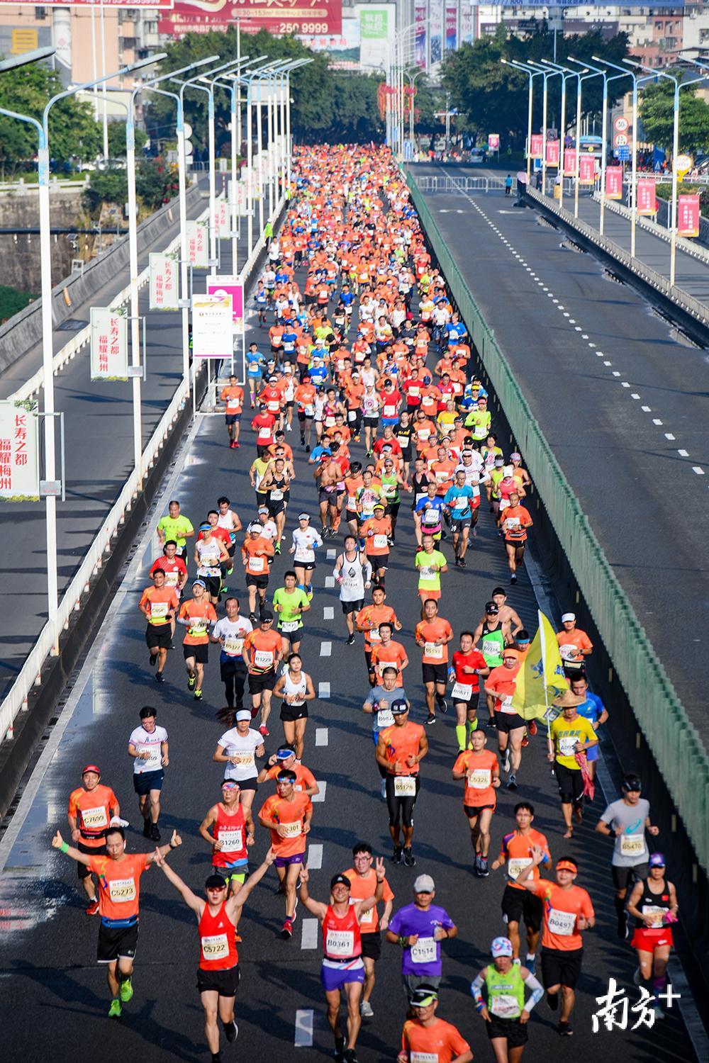 路途中的选手,成为梅州一道亮丽的风景线。 路途中的选手,成为梅州一道亮丽的风景线。