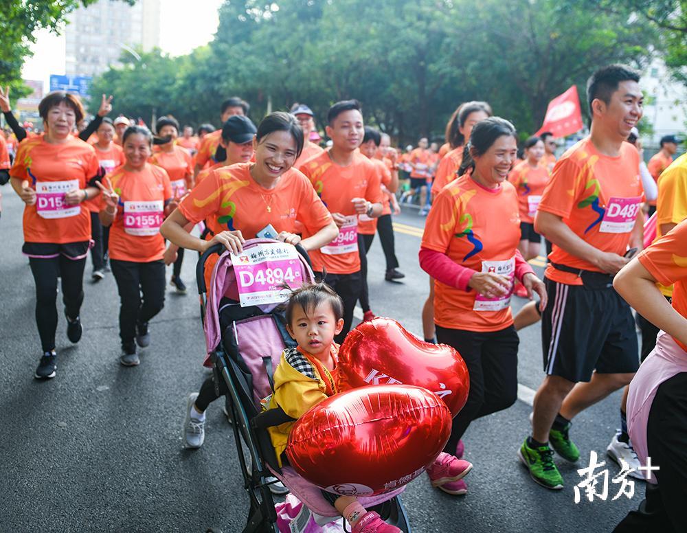 充满欢乐的赛道,一母亲推着孩子奔跑。 充满欢乐的赛道,一母亲推着孩子奔跑。