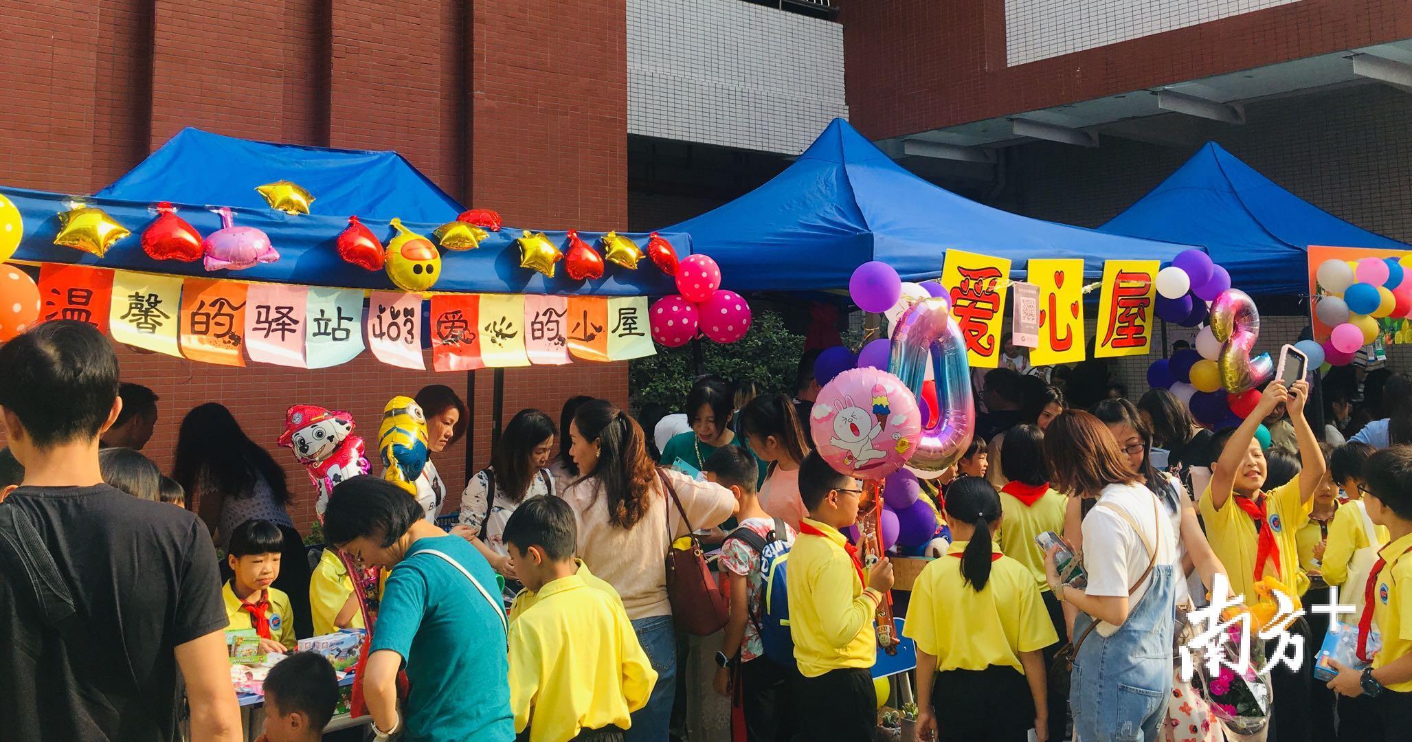 校园爱心义卖都是体艺科技节的“重头戏”。华声宇 摄 校园爱心义卖都是体艺科技节的“重头戏”。华声宇 摄