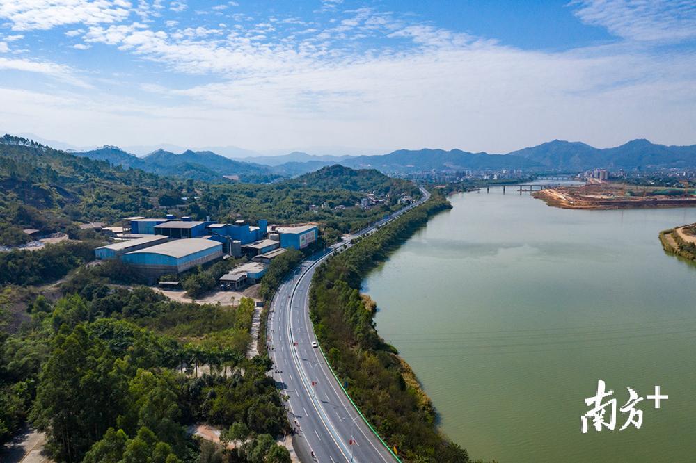 全程马拉松选手正在经过雁洋,冲向终点。 全程马拉松选手正在经过雁洋,冲向终点。