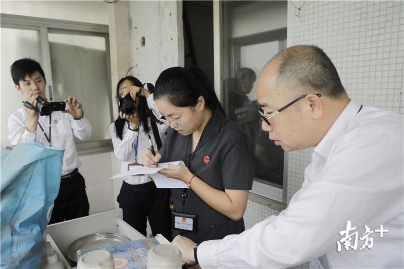 执行干警与公证人员清点屋内物品。