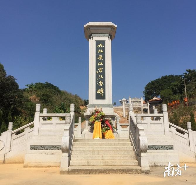 赤杜岭红军纪念碑。