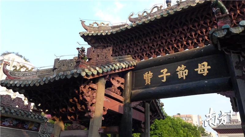 夕阳下的贞节牌坊。李霭莹 摄