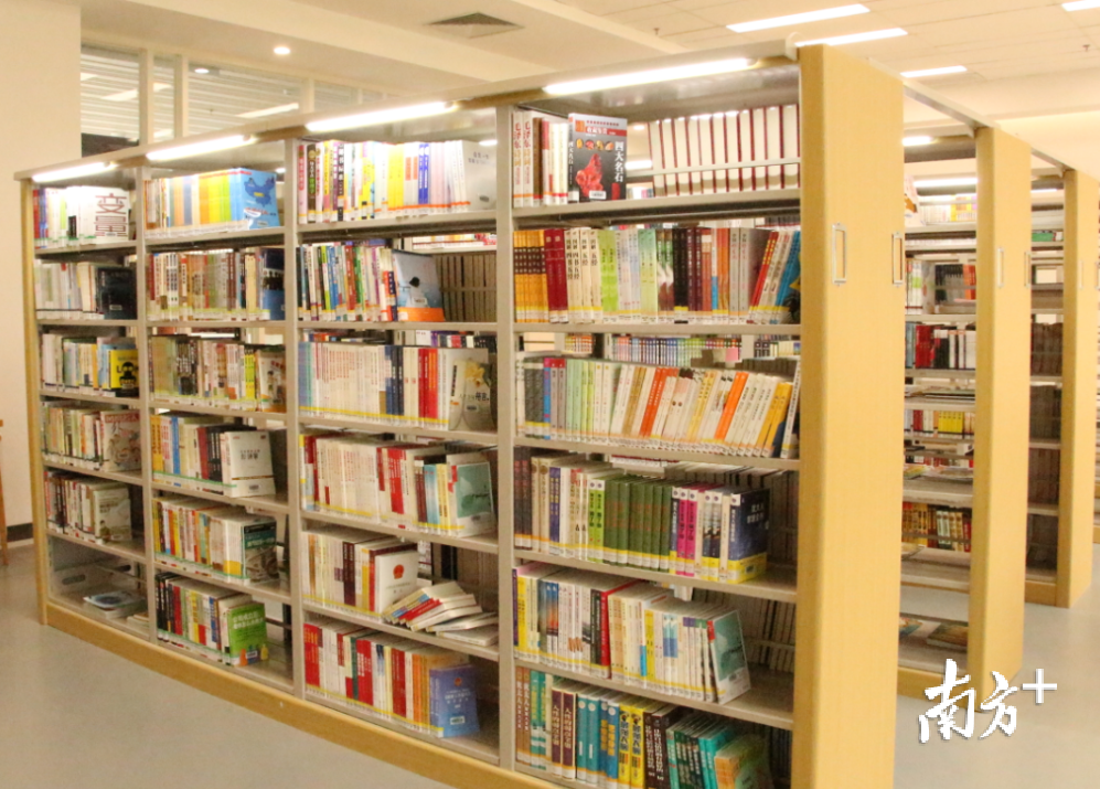 和平县图书馆新馆24小时不打烊3秒即可借书成功