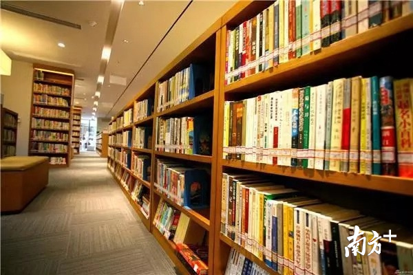 图书馆内环境温馨舒适，各类设施一应俱全。 