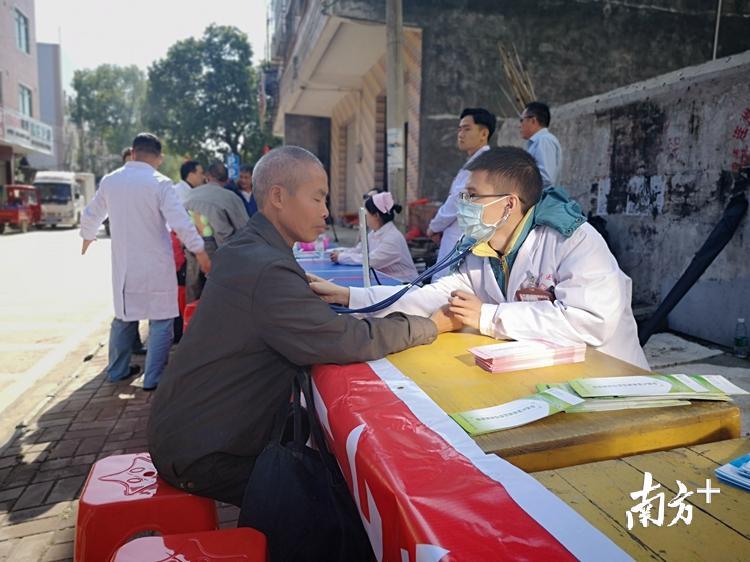 连州市中医院将在年底前完成对12个乡镇的巡回医疗服务。 连州市中医院将在年底前完成对12个乡镇的巡回医疗服务。