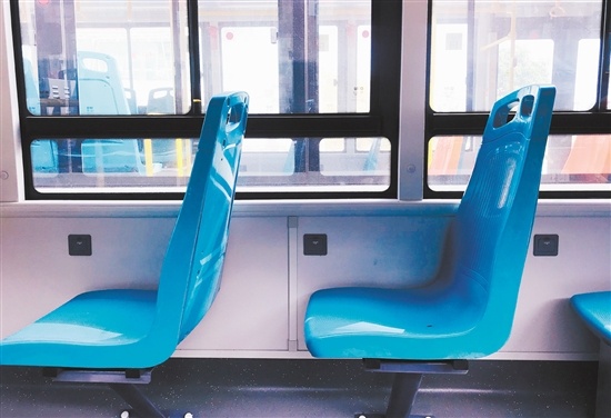 车上大部分座位配置了USB充电口,方便乘客在乘车过程中给电子设备充电。 车上大部分座位配置了USB充电口,方便乘客在乘车过程中给电子设备充电。
