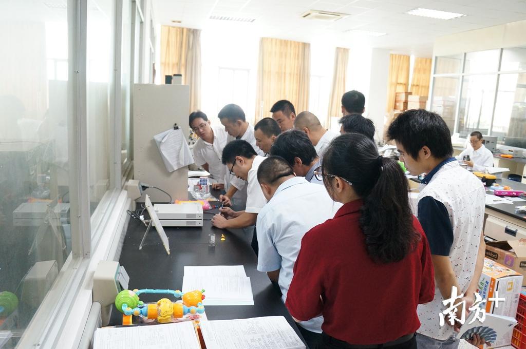 汕头海关技术中心玩具实验室举行开放日活动为企业现场演示检测操作。