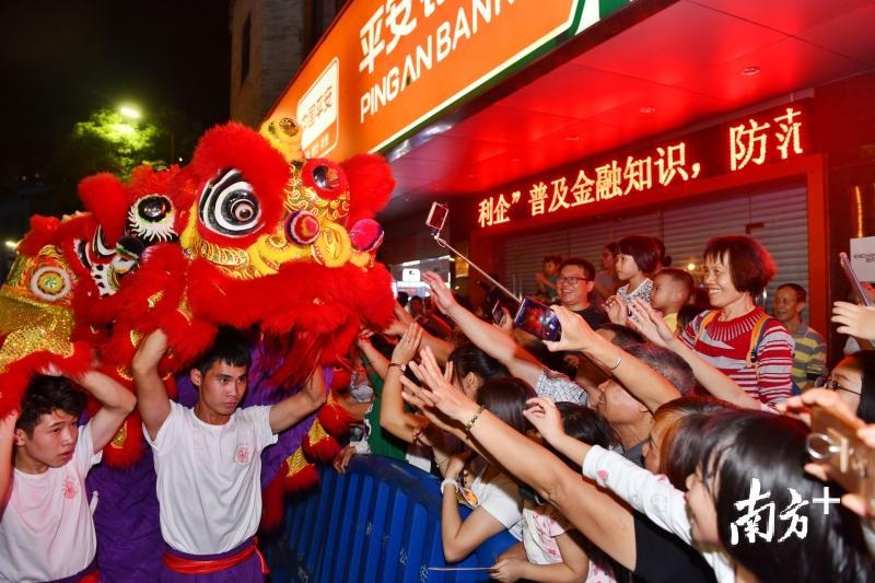 观众朋友们兴奋地与舞狮互动。 观众朋友们兴奋地与舞狮互动。