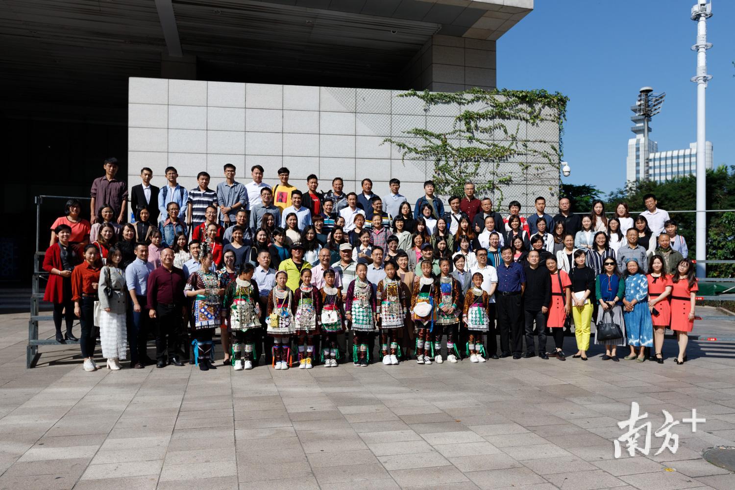 来自全国27所学校的代表在莞城美术馆门口拍照留念。       余文诗摄