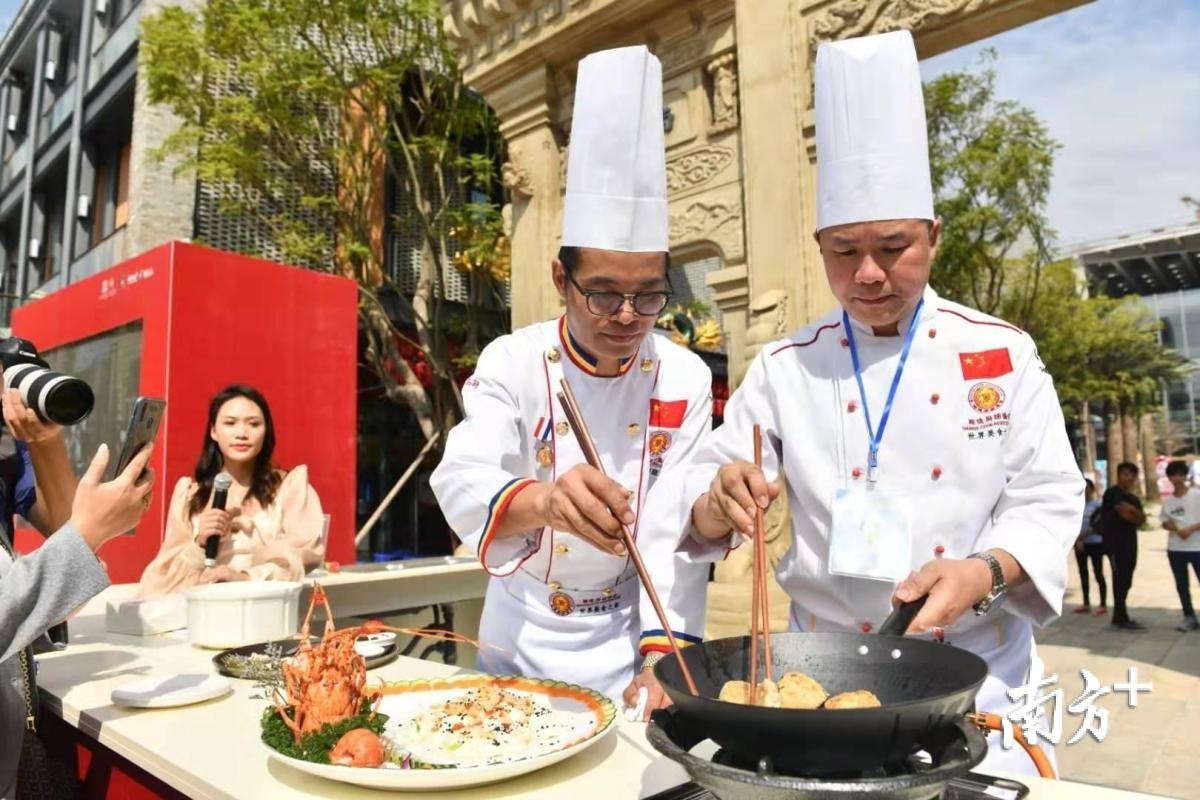 顺德名厨现场烹制炒牛奶和煎鱼饼。戴嘉信 摄