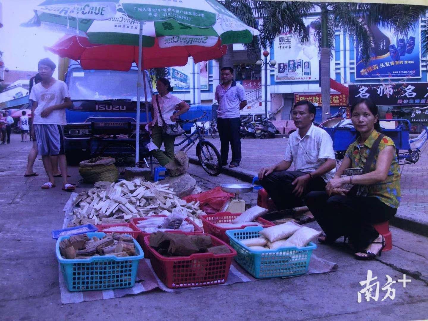 2009年之前，“香佬李”在塘边市场摆摊售卖莞香。（张晓敏摄）