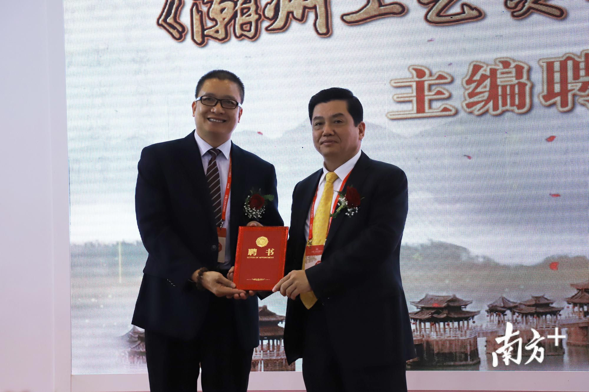 潮州市人民政府聘请李炳炎为《潮州市工艺美术史》《潮州陶瓷史》主编。