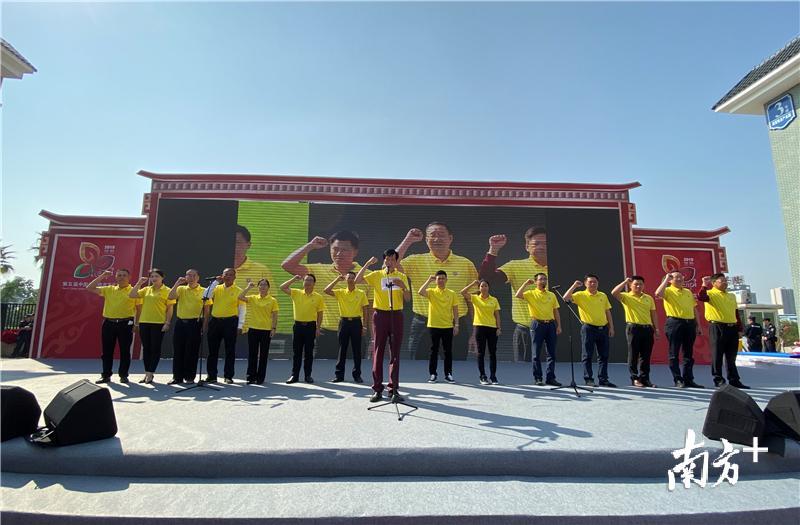 新会陈皮行业协会发布全球打假公告，协会成员集体宣读了新会陈皮行业自律承诺书。杨兴乐摄