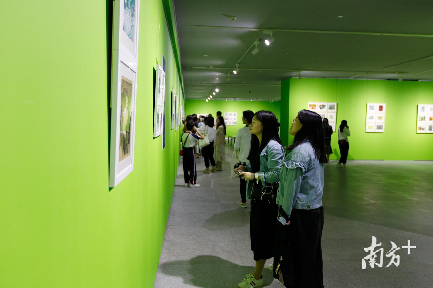 孩子们充满童趣的作品往往能留住人们的脚步。        余文诗摄