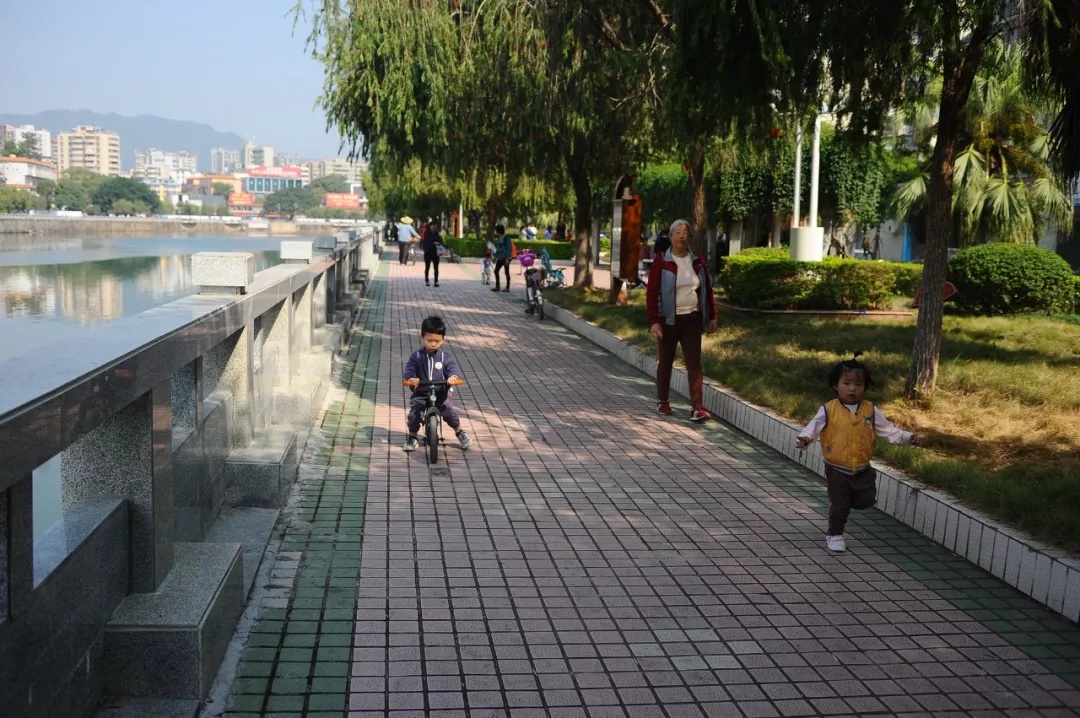 锦江河城区段成了市民休闲娱乐的场所。